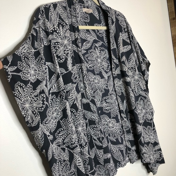 Loft Floral Print Shawl Size XS/S - Oversized Charcoal colored - Picture 2 of 9